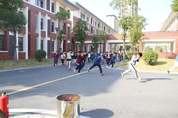 小长假安全工作不放松，沪大中小学正在进行校园安全隐患排查