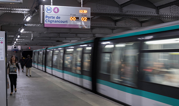 巴黎地铁可微信支付购票，在地铁站的人工售票窗口兑换车票
