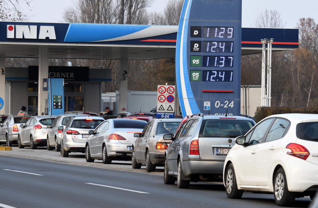 西方对俄制裁加重多国民众能源负担，汽油价格持续上涨